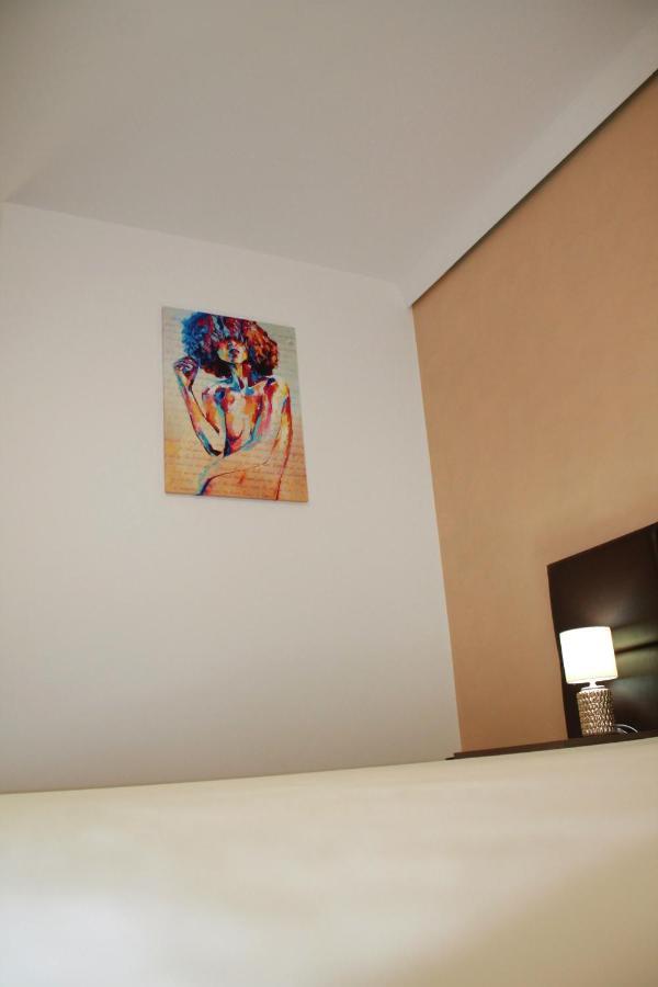 Studio Dristor - Foarte Curat Si Frumos Boekarest Buitenkant foto